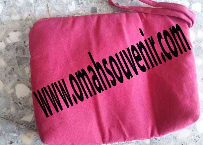 souvenir dompet kain bludru