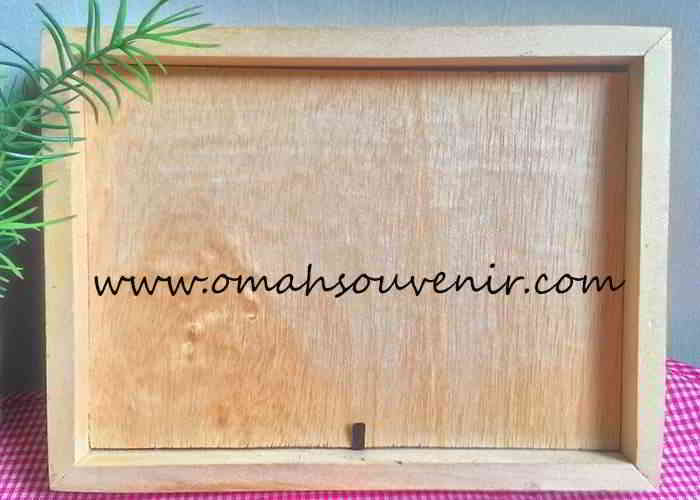 belakang pigura kayu 5r