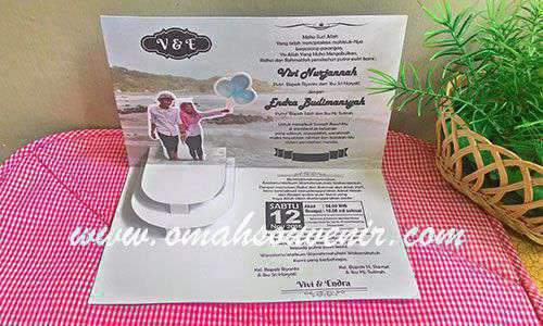 Undangan Nikah Pop Up Vivi tengah